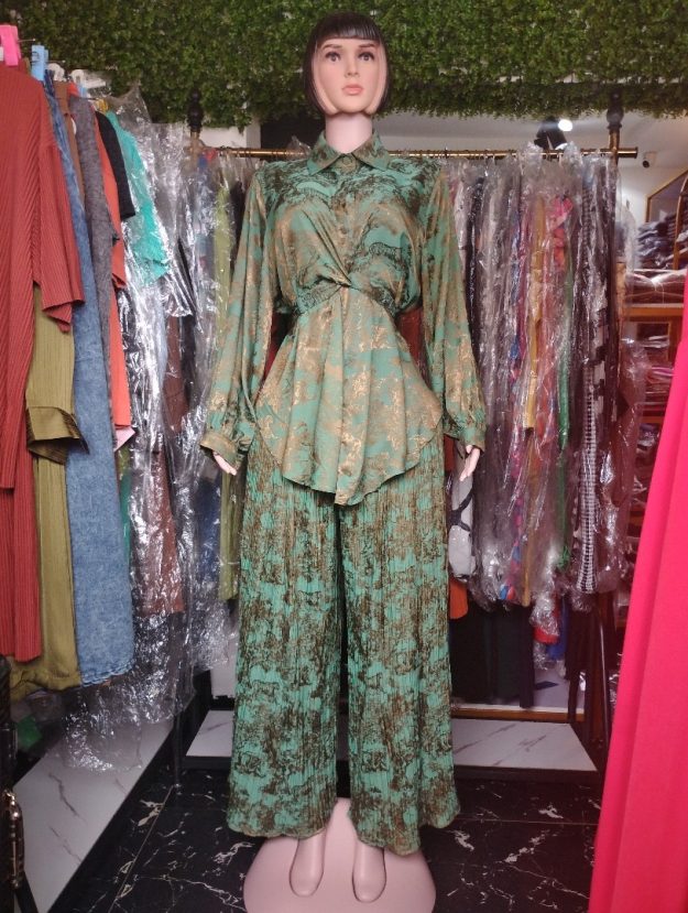 Elegant Women’s Two-Piece Set – Long Sleeve Twist Top and Wide-Leg Pants in Green Print