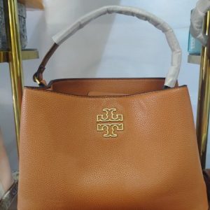 Elegant Tan Leather Shoulder Bag – Classy Textured Tote with Gold Accent Logo