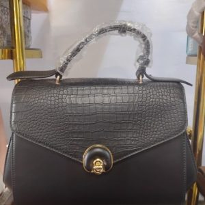 Elegant Black Crocodile-Texture Handbag – Structured Leather Shoulder Bag with Gold Lock Accent