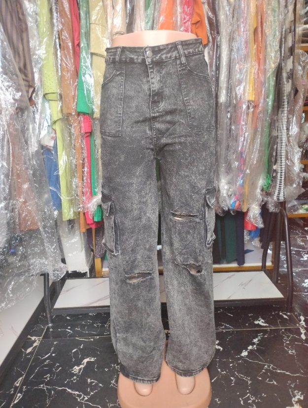 High-Waist Washed Black Cargo Jeans for Women – Distressed Wide-Leg Streetwear Denim