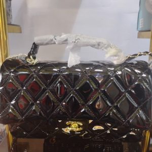 Elegant Black Patent Quilted Handbag – Luxury Glossy Shoulder Bag with Gold-Tone Chain