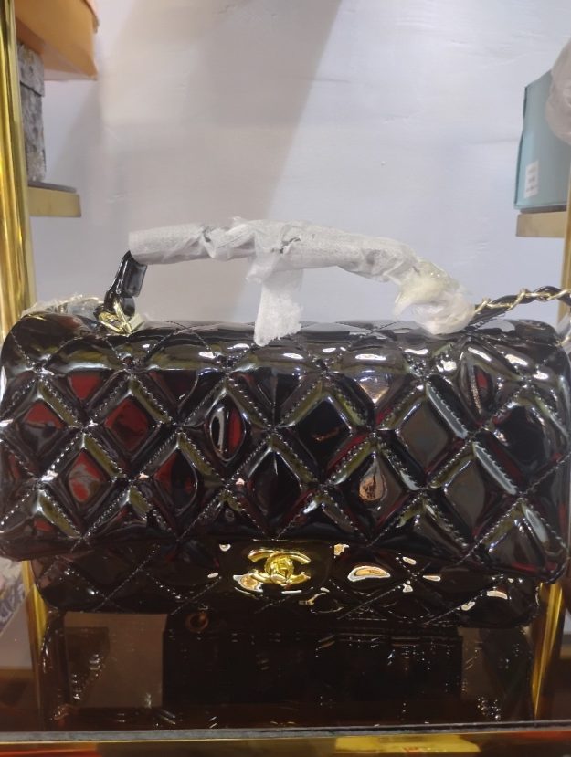 Elegant Black Patent Quilted Handbag – Luxury Glossy Shoulder Bag with Gold-Tone Chain