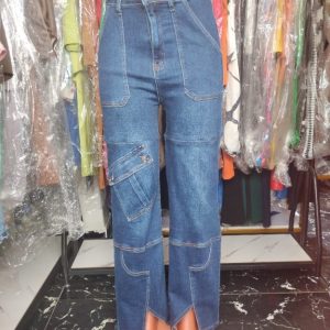 Women’s High-Waist Cargo Jeans with Pocket Detail and Split Hem – Stylish Denim Trousers
