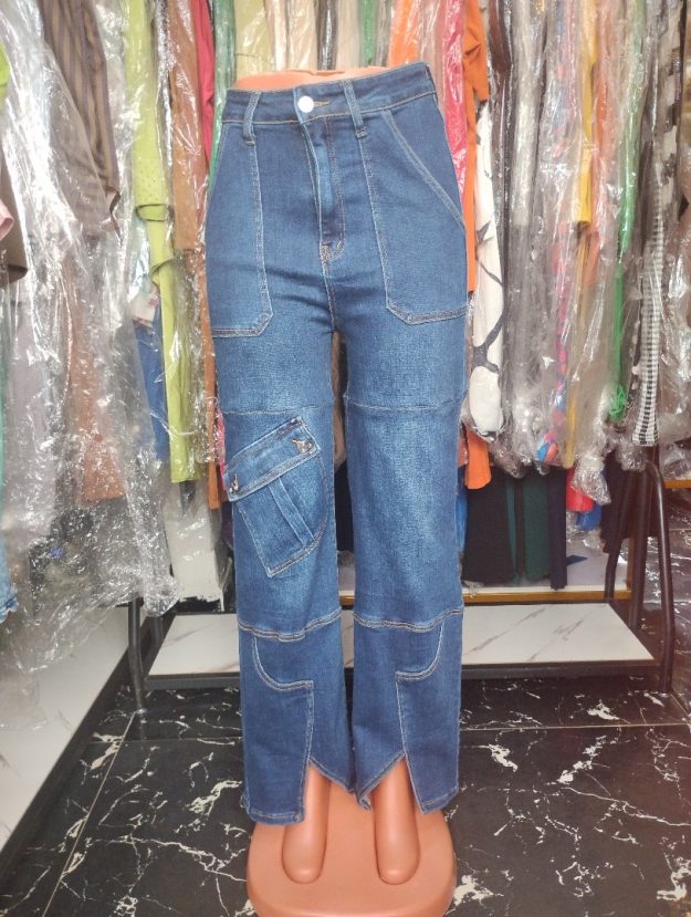 Women’s High-Waist Cargo Jeans with Pocket Detail and Split Hem – Stylish Denim Trousers